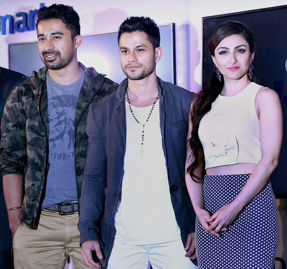 Rannvijay Singh, Kunal Khemmu and his wife Soha Ali Khan during the launch of latest Philips LED.