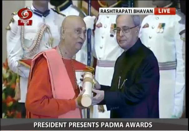 Civil Investiture ceremony : @RashtrapatiBhvn presents #PadmaBhushan to Swami Satyamitranand Giri - twitter@DDNewsLive