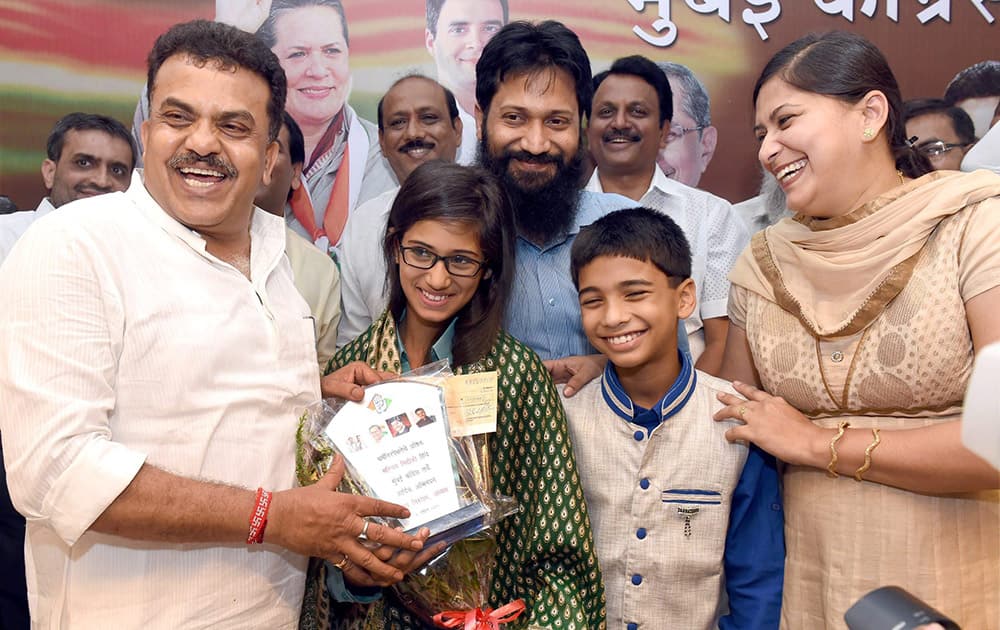 Twelve-year-old Muslim girl Maryam Asif Siddiqui who won a competition on understanding the Bhagwad Gita being felicitated by Congress MP Sanjay Nirupam.