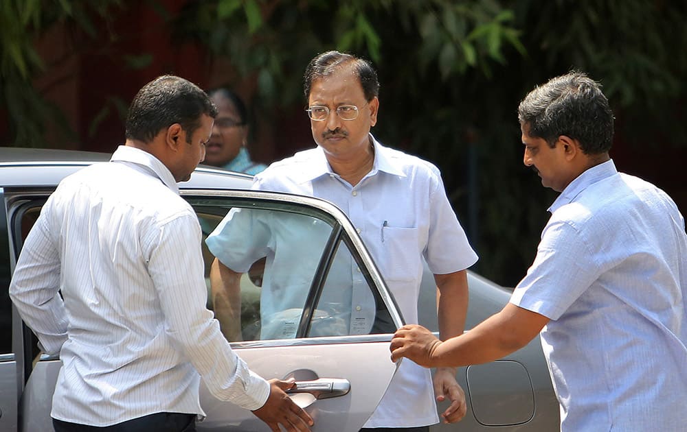 Satyam Computer Services founder B. Rama Raju, arrives at a court in Hyderabad.