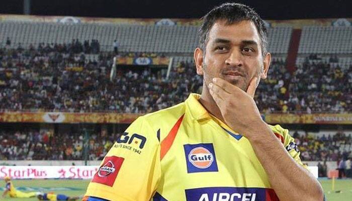 Ashish Nehra is one Indian pacer who bowls pace effortlessly: MS Dhoni