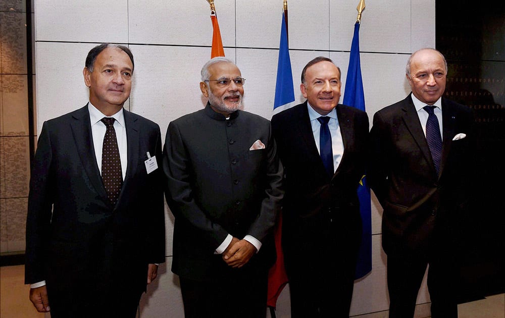 Prime Minister Narendra Modi with French CEOS during the round table meeting on Infrastructure in Paris.