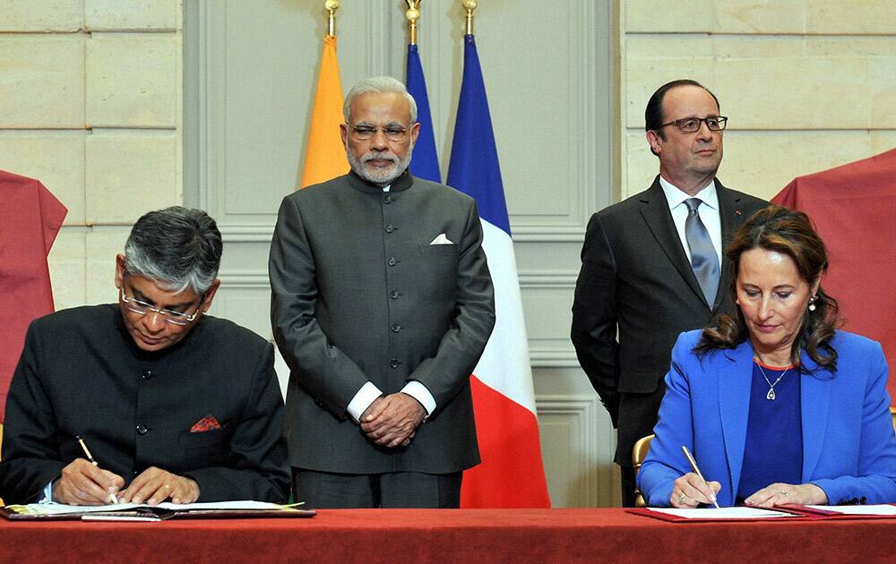 Prime Minister Narendra Modi and French President Francois Hollande witnessing the signing of Indo -France signing agreements at the Elysee palace in Paris.