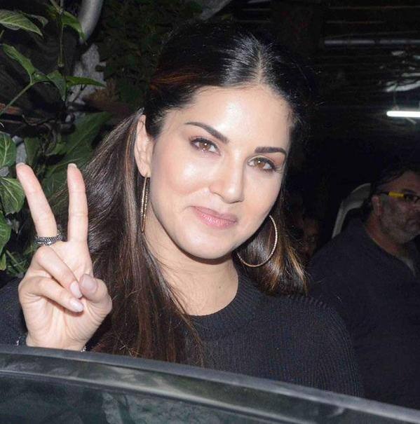 @SunnyLeone at the special screening of @LeelaFilm :) - Twitter@SunnyOnlineFC