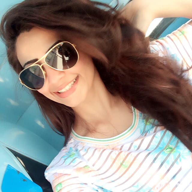 Daisy Shah ‏:- Wat do u do whn ur car is getting serviced n don't get it bak on time.... Ohhh u hire a rickshaw..… -instagram