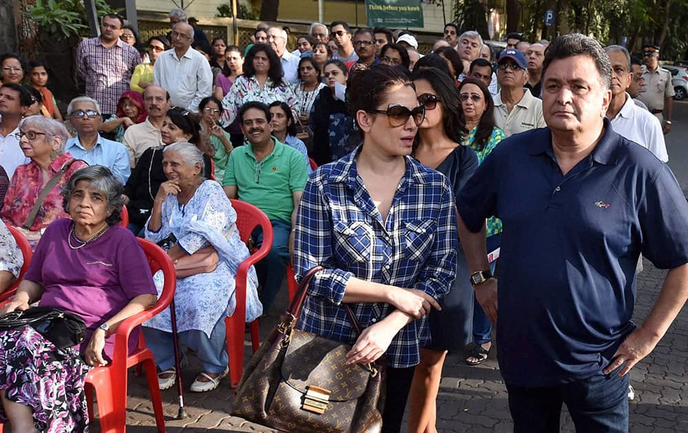 Actors Rishi Kapoor Neelam Kothari and Pali Hill residents protest against civic bodys proposed hawking zones in Mumbai.