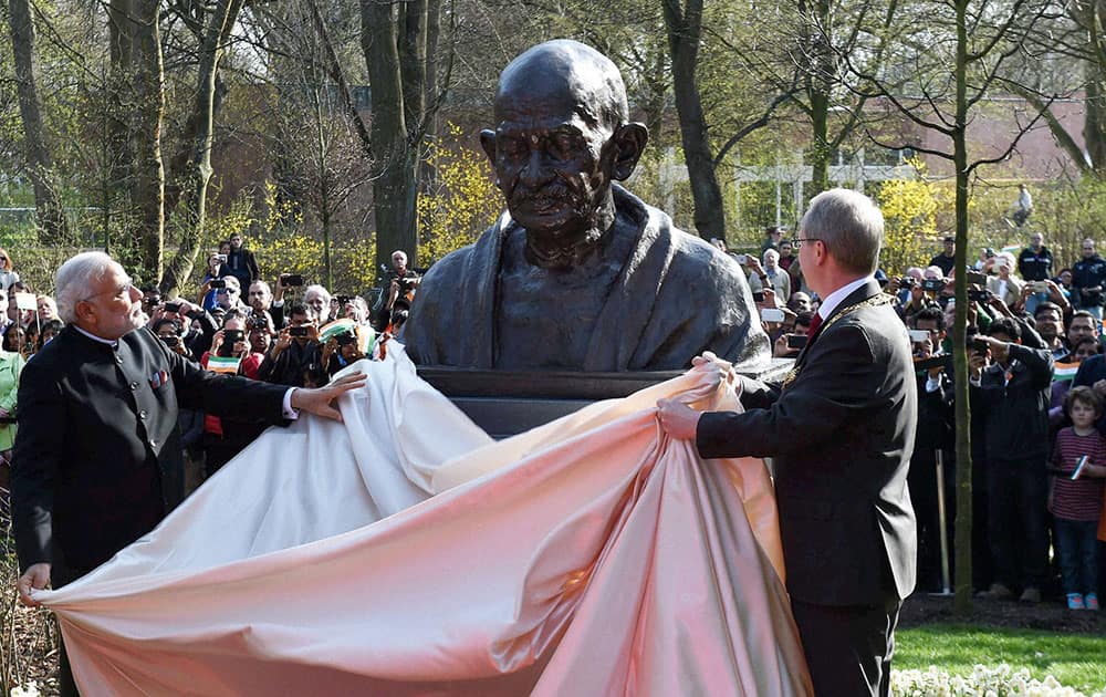 Prime Minister Narendra Modi with Mayor of Hannover, Stefan Schostok unveiling the bust of Mahatma Gandhi, at Culemannstrasse, in Hannover, Germany.