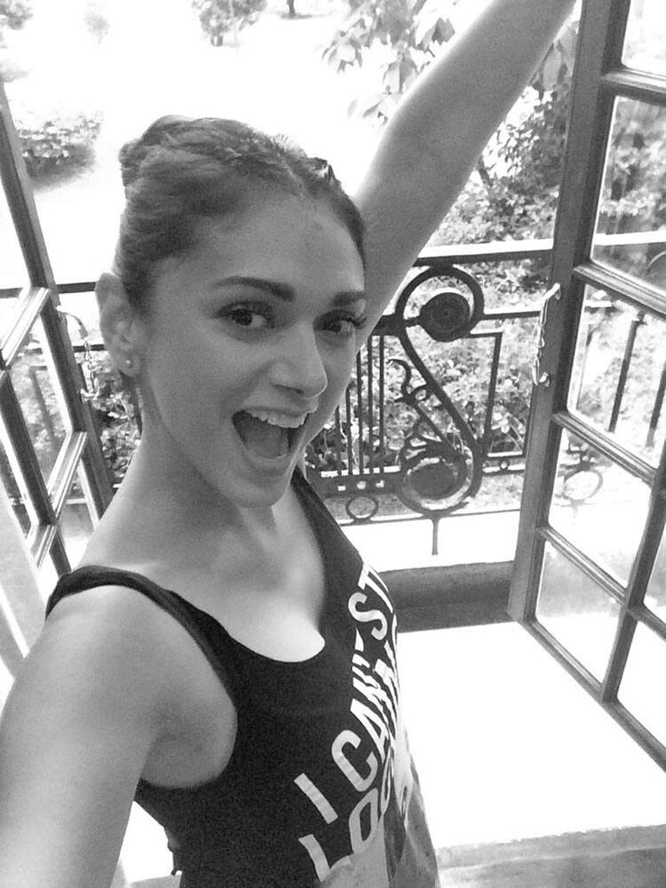 Aditi Rao Hydari ‏:- Enroute to the #GalaxyS6 launch in #Lucknow Can’t wait to get my hands on the #GalaxyS6 & the #GalaxyS6edge. Wohoo! -twitter