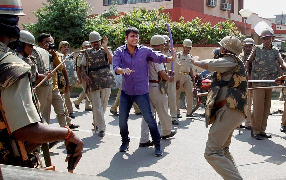 Policemen and PAC jawans lathi charge aspirants protesting against the leaking of Uttar Pradesh Public Service commission (Pre) examination question paper in Allahabad.
