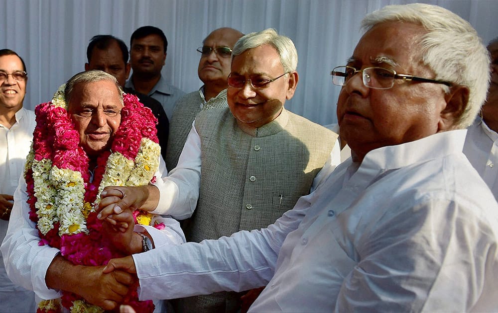 Samajwadi Party chief Mulayam Singh being garlanded by RJD supremo Lalu Prasad Yadav and Bihar CM Nitish Kumar during a news conference to announce their merger in New Delhi. Six parties of the erstwhile Janata parivar decided to merge and form a new party with Mulayam Singh Yadav its chief. 