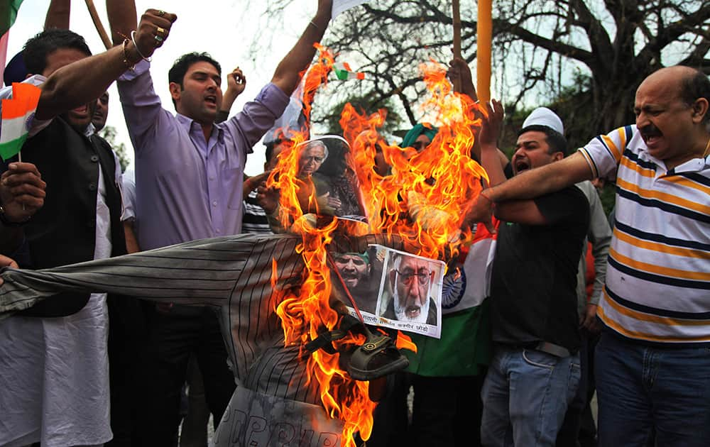 Hindu right-wing activists prepare to burn an effigy of an effigy with pictures of Jammu and Kashmir Chief Minister Mufti Mohammed Sayeed.