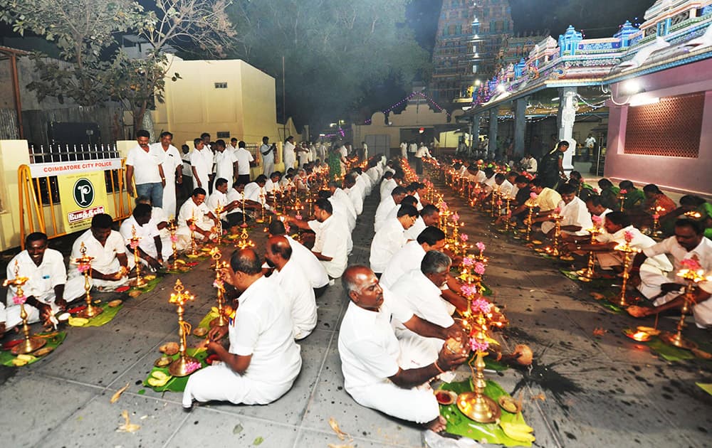 ADMK members offering traditional prayers for the release of their Leader J Jayalalithaa from her disproportionate asset case, at Koniamman Temple in Coimbatore.