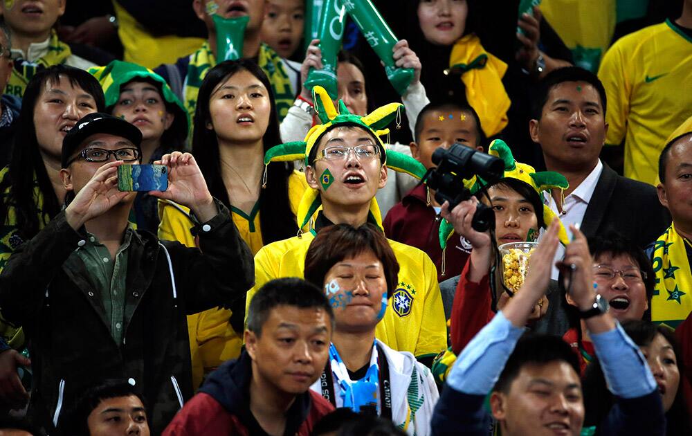 Chinese fans Cheering the match.