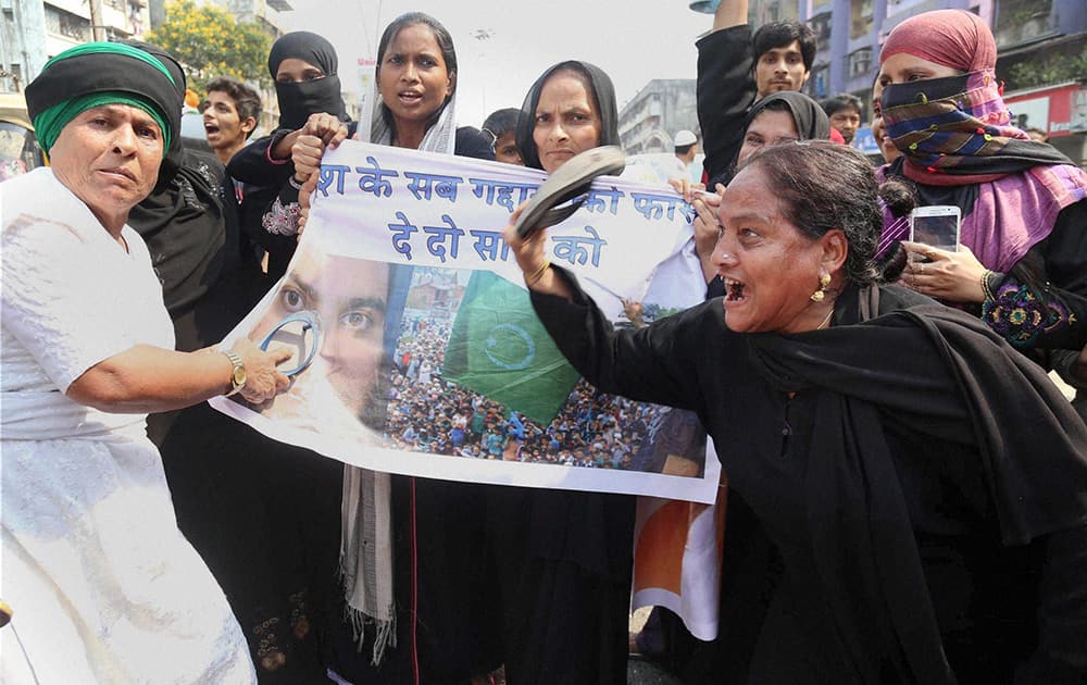 Muslim community women protest against separatist leader Masarat Alam in Mumbai, Thane.