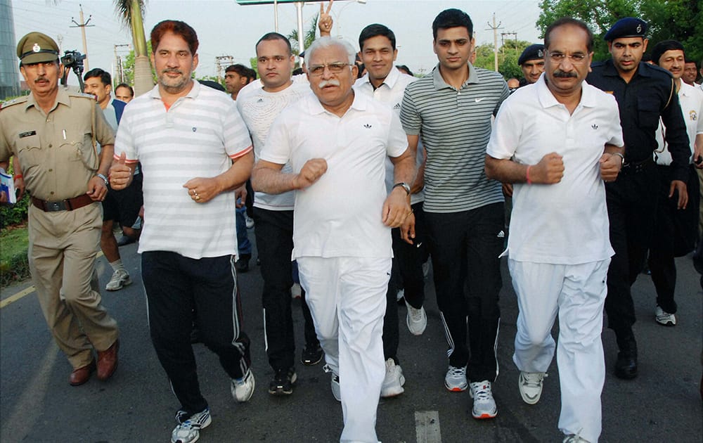 Haryana Chief Minister Manohar Lal Khattar, BJP State President Subhash Barala (L) and Director General of Police Y P Singal (R) participating in Panchkula Marathon 2015 organised by Haryana Police in Panchkula.