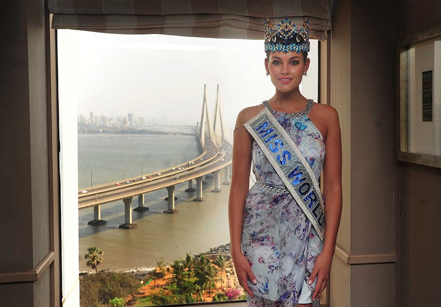 Miss world 2014 Rolene Strauss standing against Bandra-Worli sea link as she visited Mumbai after her visit to Shirpur in Maharashtra. dna