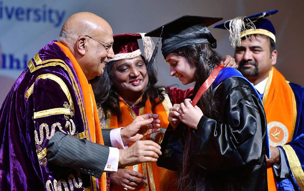 NRI industrialist Lord Swraj Paul presents medal to a student at the 1st Convocation of the Apeejay Stya University.