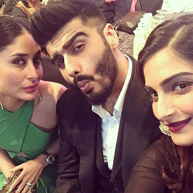 Kareena Kapoor Khan :-  Kareena spotted with @arjunk26 & @sonamakapoor at the IndiaTv Yuva Awards. -twitter