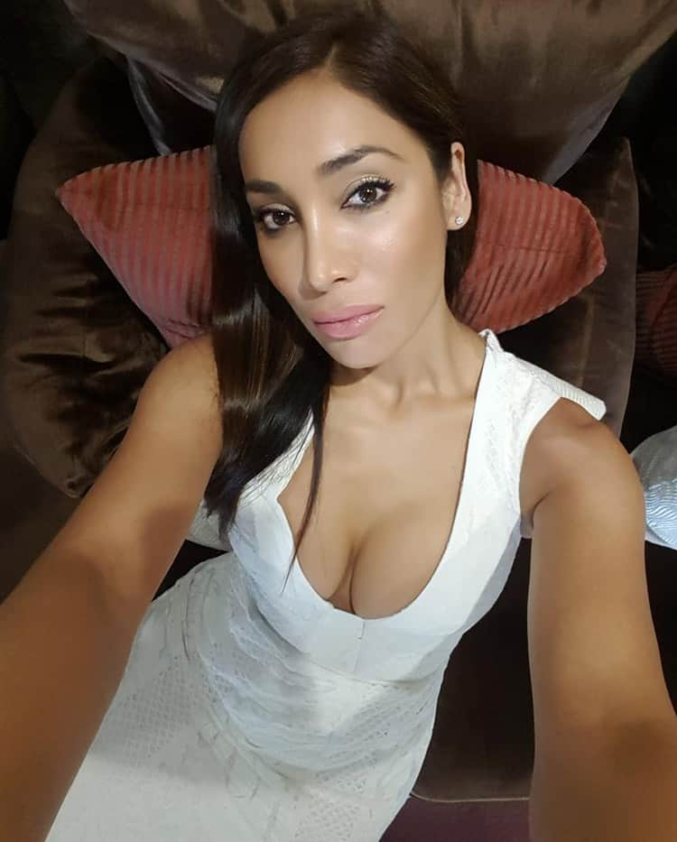 Sofia Hayat :-Waiting for lunch #selfie -twitter