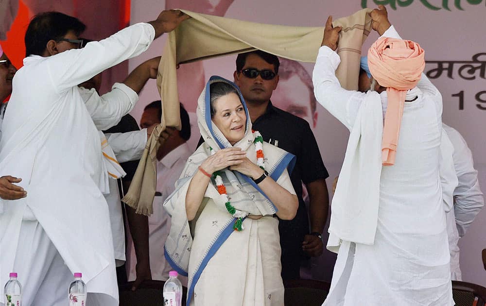 Congress President Sonia Gandhi being felicitated during the farmers rally at the Ramlila Maidan in New Delhi.