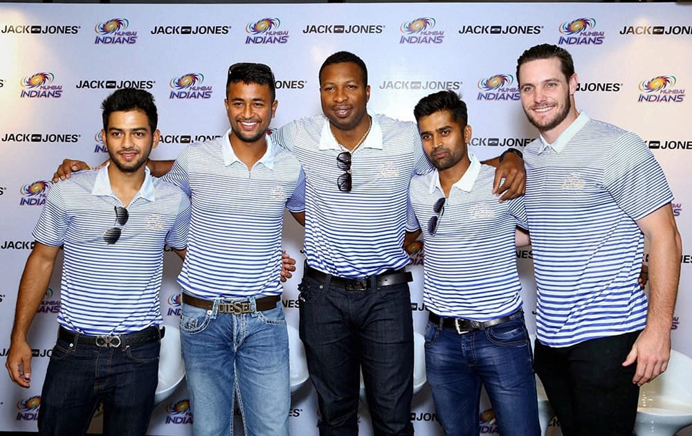 Mumbai Indians Unmukt Chand, Pragyan Ojha, Kieron Pollard, Vinay Kumar & Mitchell McClenaghan visiting a store in New Delhi.