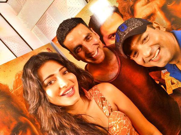 Selfie time with superstar @akshaykumar and super rocking @shrutihaasan after a fun-info-packed intrvu #TalkingFilms - twitter@iFaridoon