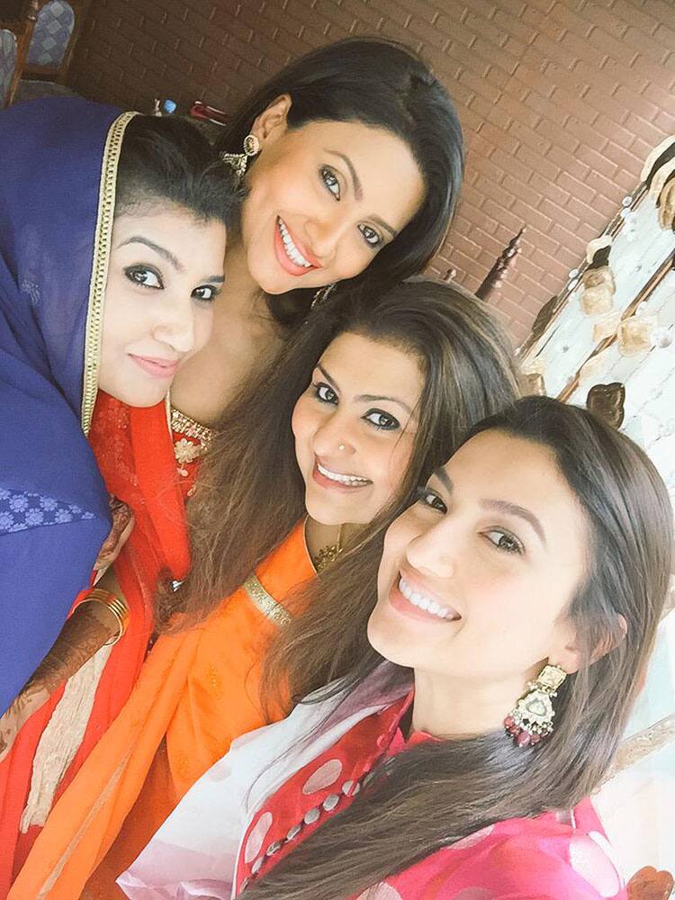 GAUAHAR KHAN :- My sisters my family the bestest  -twitter