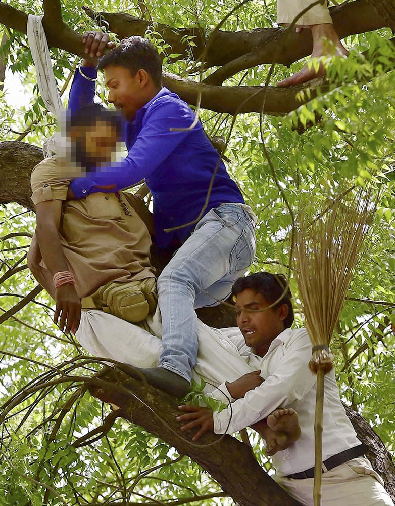 A farmer attempts suicide during Aam Aadmi Party (AAP)s rally against the Union governments Land Acquisition Bill at Jantar Mantar in New Delhi.