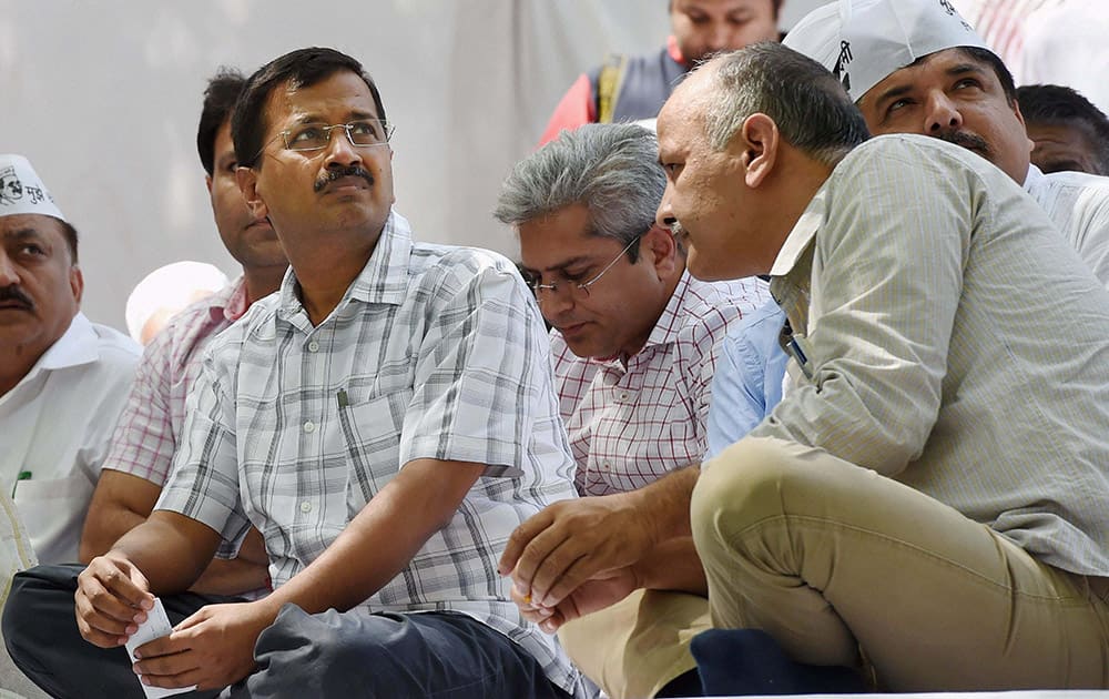 Delhi CM Arvind Kejriwal and Deputy CM Manish Sisodia at the Aam Aadmi Party (AAP)s rally against the Union governments Land Acquisition Bill in New Delhi.