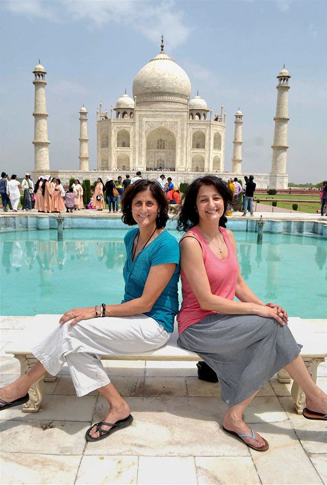 Sunita Williams with her sister pose in front of Taj Mahal in Agra, Uttar Pradesh.