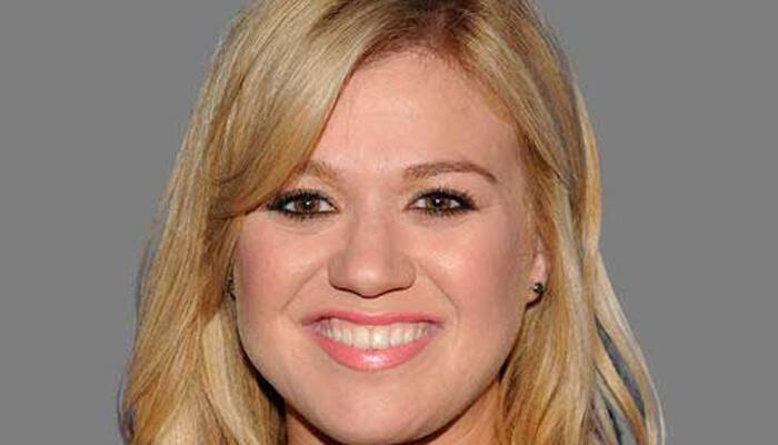 Kelly Clarkson&#039;s concert no longer features cigarette ads