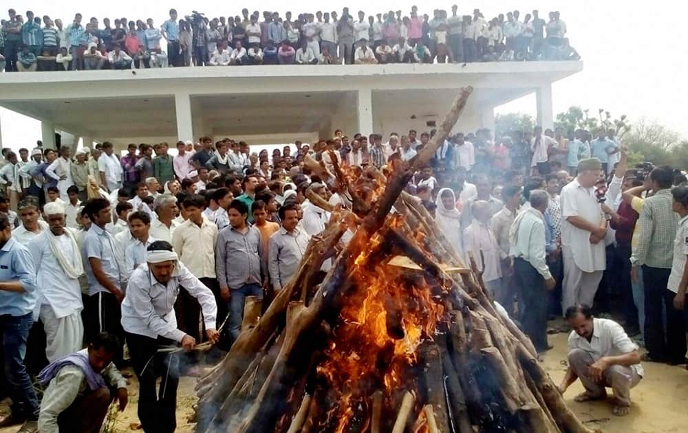 Farmers gather during cremation of Gajendra Singh in Dausa district, Rajasthan.