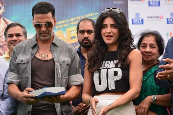 Dashing @akshaykumar & very beautiful @shrutihaasan visited in #SGTUniversity  for Promoting his Movie #GabbarIsBack - twitter@AkshayKumarZone