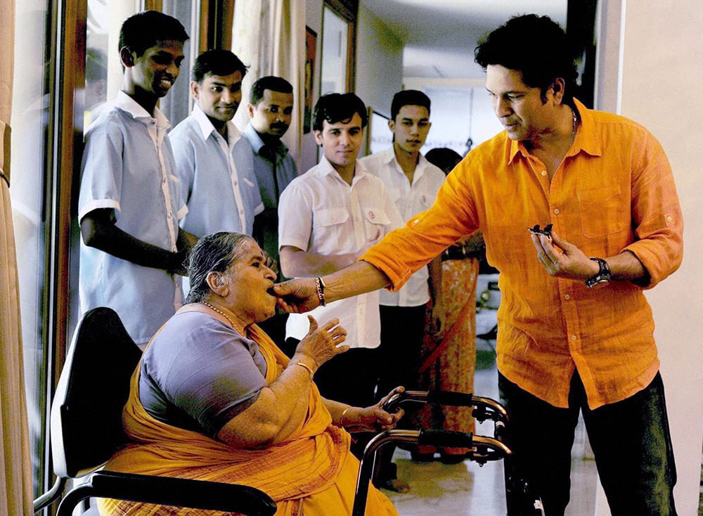 Sachin Tendulkar feeding cake to his Mother on his Birthday in Mumbai.