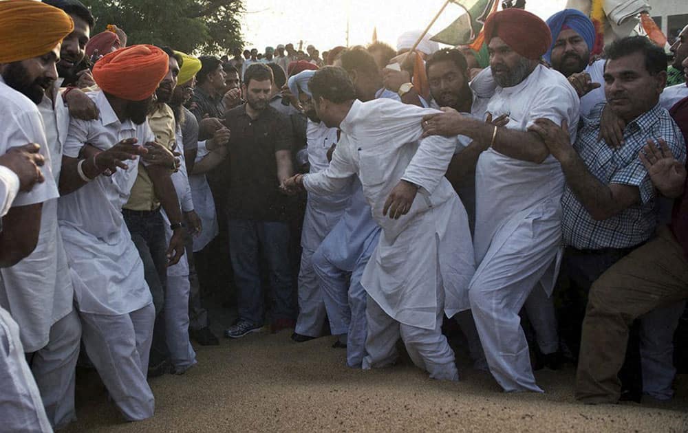 Congress Vice President Rahul Gandhi with farmers at Khanna mandi in Punjab.