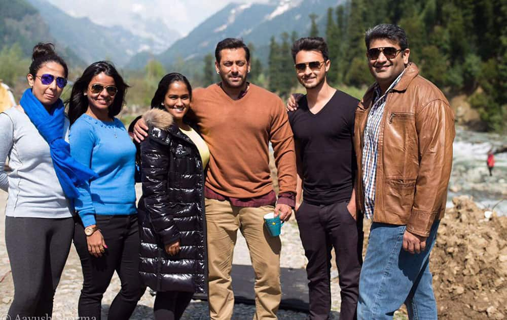 Arpita Khan Sharma :- On the set of BB ! @amarbutala @justbeinggarima @ThakkarHiral @BeingSalmanKhan @aaysharma -twitter