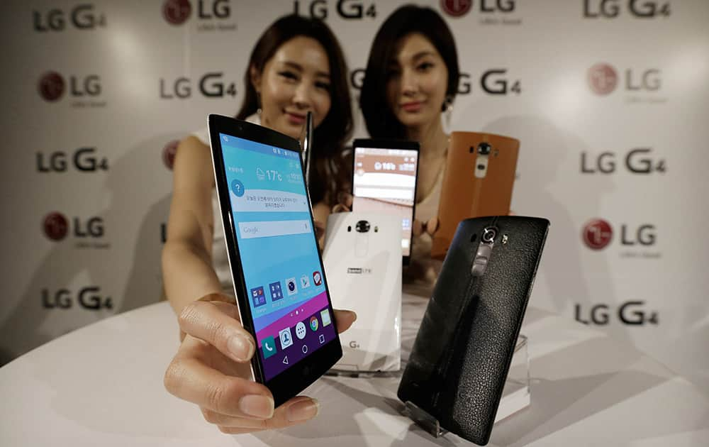 Models pose with LG Electronics' new G4 smartphones during its unveiling ceremony in Seoul, South Korea.