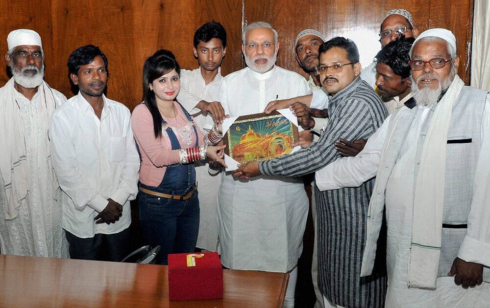 Prime Minister Narendra Modi with a delegation of Rashtriya Bunkar Action Committee, in New Delhi.