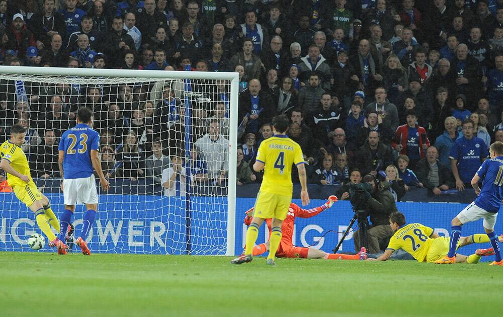 Leicester's Marc Albrighton, right, scores against Chelsea during the English Premier League soccer match between Leicester City and Chelsea at the King Power Stadium, Leicester, England.