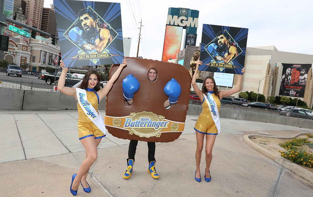 Butterfinger Cups Man rallies fans in Las Vegas to #GetInOurCorner with Manny Pacquiao.