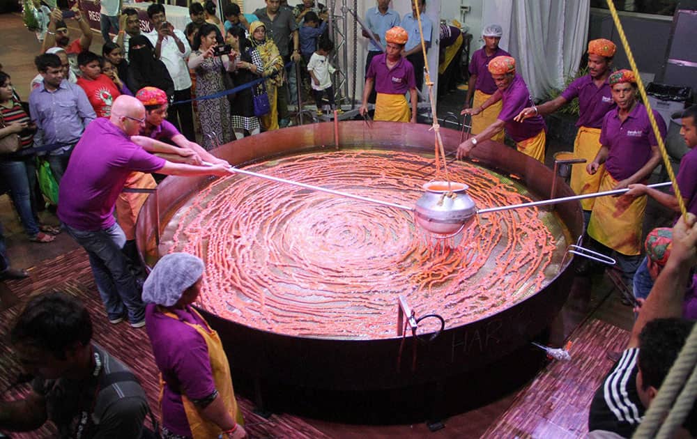 Chefs drop the first Imarti material in kadai and Mumbai s Sanskriti restaurant Broke the Guinness world record for largest Imarti in the world.
