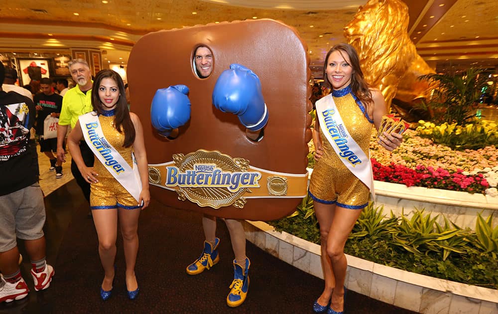 Butterfinger Cups Man rallies Manny Pacquiao fans in Las Vegas.