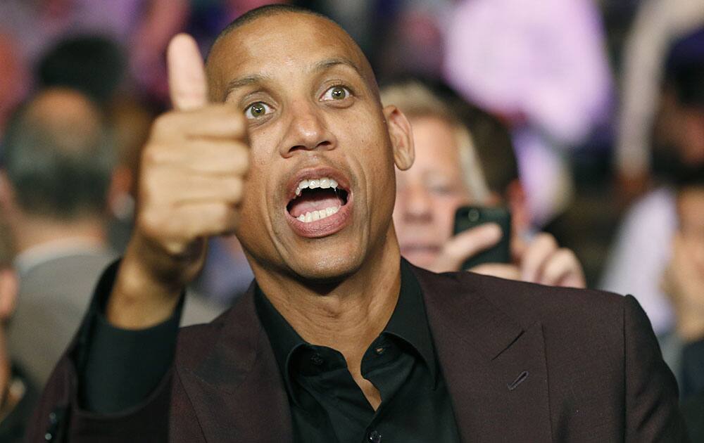 Reggie Miller gestures to the crowd before the start of the world welterweight championship bout between Floyd Mayweather Jr., and Manny Pacquiao in Las Vegas. 