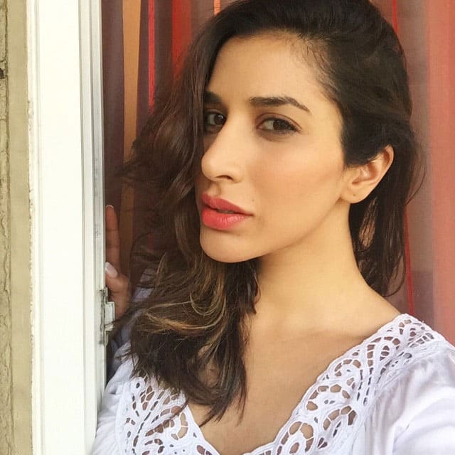 sophie choudry :- I love working sundays but first ek #sundayselfie toh banta hai Happy Sunday all! #sunlight #happy #glow #selfieaddict -instagram