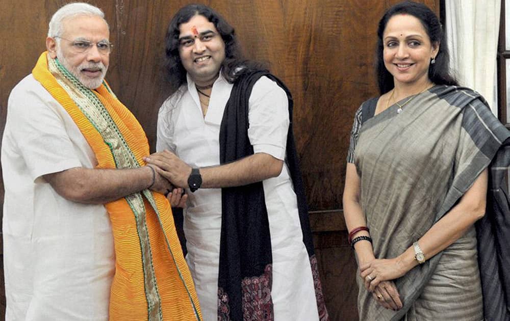 Prime Minister Narendra Modi with Devkinandan Maharaj and MP Hema Malini in New Delhi.