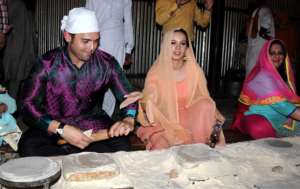 Bollywood actor Mithun Chakrabortys son Mahaakshay Chakraborty and actress Evelyn Sharma at Golden temple to promote their upcoming film Ishqedarriyaan in Amritsar.