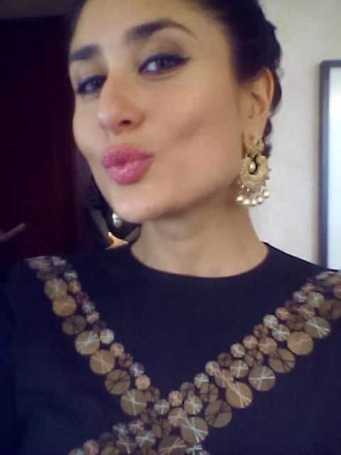 Exclusive Selfie clicking by  Kareena herself! - Twitter@KareenaUpdates