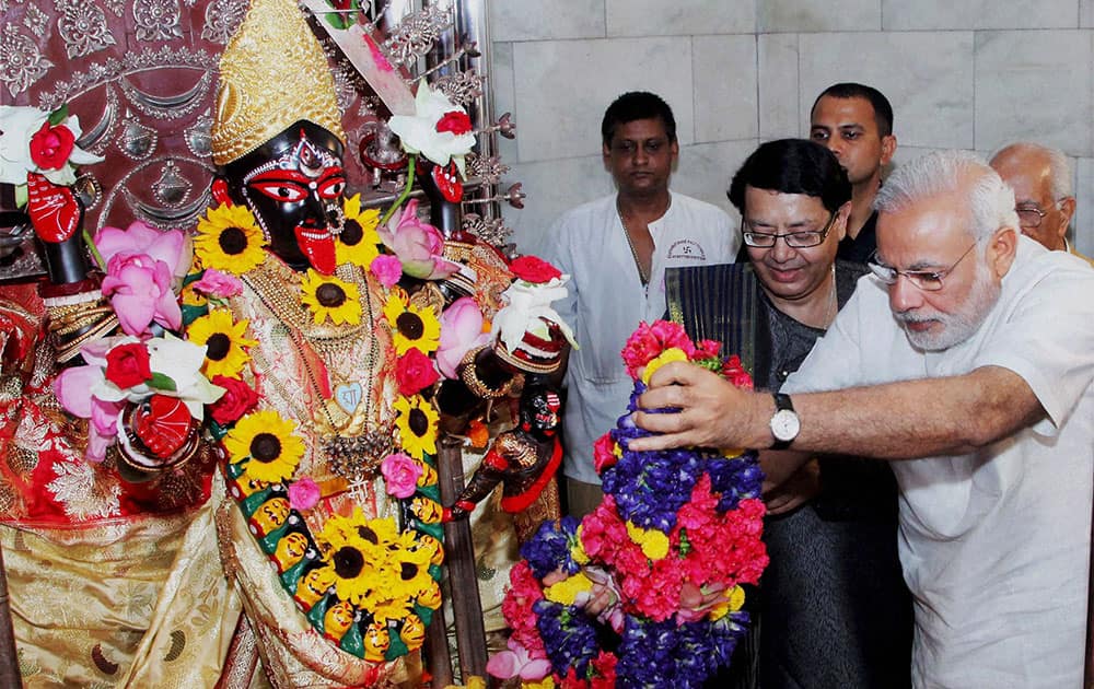 Prime Minister Narendra Modi offers prayers at Goddess Kali idols at Dakhheneswar Kali Temple, Kolkata.