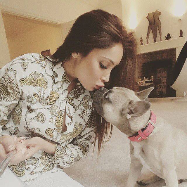 Sofia Hayat :- Hector posing with me a kiss selfie #kissfie #frenchbulldog #gucci #AG #frenchie #london #home #myfabulouslife -fb