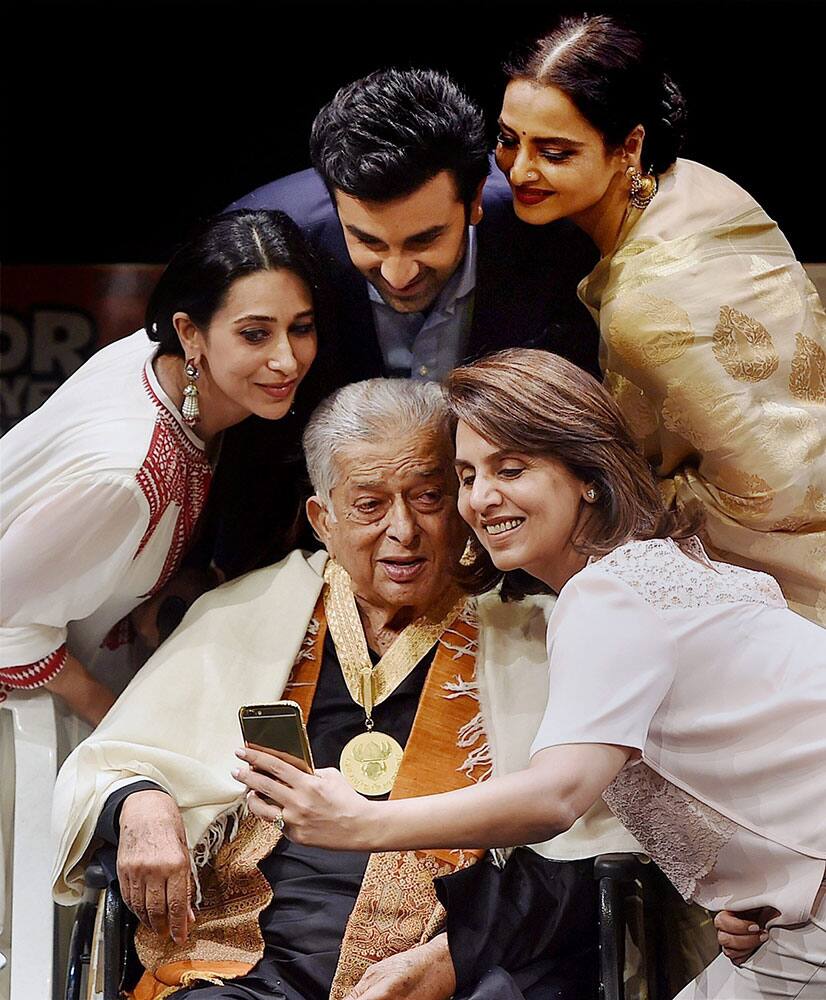 Legendary Bollywood actor Shashi Kapoor poses with actress Neetu Singh, Karishma Kapoor, Ranbir Kapoor and Rekha after receiving Dadasaheb Phalke Award during a ceremony Mumbai.